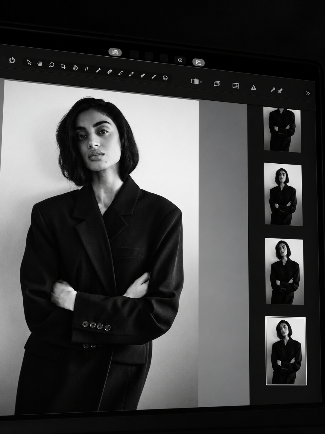 Portrait noir et blanc d’une femme en veste de costume, affiché à l’écran d’une tablette